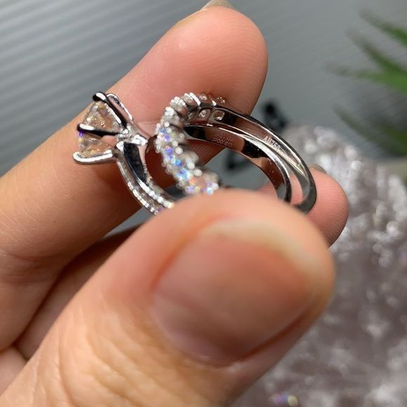 Sparkly 14kt and 18kt white gold bridal wedding ring set - Picture 6 of 9